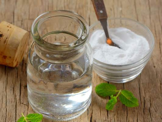 Die schmerzlindernde Wirkung macht Salz zu einem guten Hausmittel gegen Parodontitis.