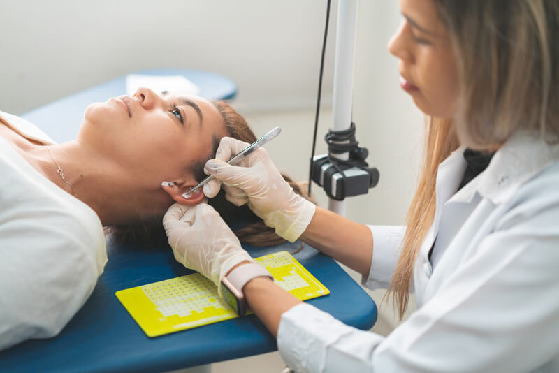 Bei der Ohrakupunktur werden Dauernadeln am Ohr befestigt - Ratgeber Zahngesundheit - Münchener Verein