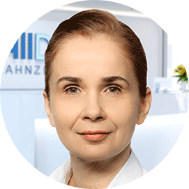 Porträt Ingrid Alt - Spezialistin für komplexe Versorgungen und leitende Zahnärztin im AllDent-Zahnzentrum Bremen 