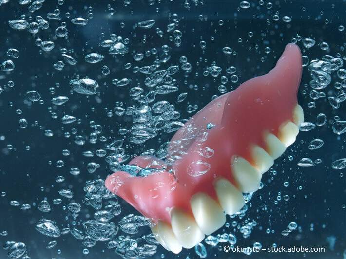 Zahnprothese beim Reinigen im Wasser - Ratgeber Münchener Verein