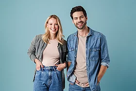 Bild eines Mannes und einer Frau, die gemeinsam in die Kamera lachen.