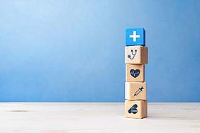 Turm aus Holzw&uuml;rfeln