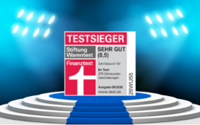 Bild des Testsieger-Siegels im Scheinwerfer-Licht auf einem Sieger-Treppchen