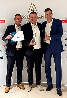 3 Mäner bekommen einen Preis überreicht