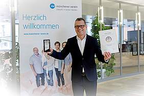 Rainer Breitmoser, Chief Customer Officer (CCO) der Münchener Verein Versicherungsgruppe, mit dem Deutschen Servicepreis 2021.