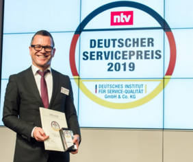 Rainer Breitmoser, Chief Customer Officer (CCO) der Münchener Verein Versicherungsgruppe und Fachbereichsleiter Service, mit dem Deutschen Servicepreis 2019. Foto: Thomas Ecke, DISQ / n-tv Rainer Breitmoser nimmt den Deutschen Servicepreis 2019 für den Münchener Verein entgegen.