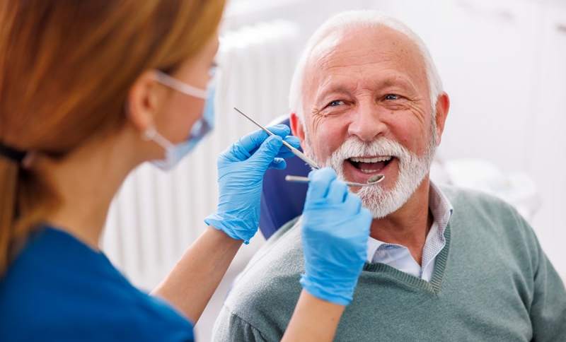 Regelmäßige Kontrolltermine sind wichtig, um Zahnausfall im Alter vorzubeugen.