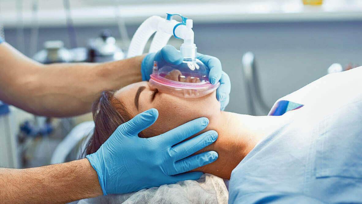 Patientin in einer Zahnarztpraxis erhält eine Vollnarkose.