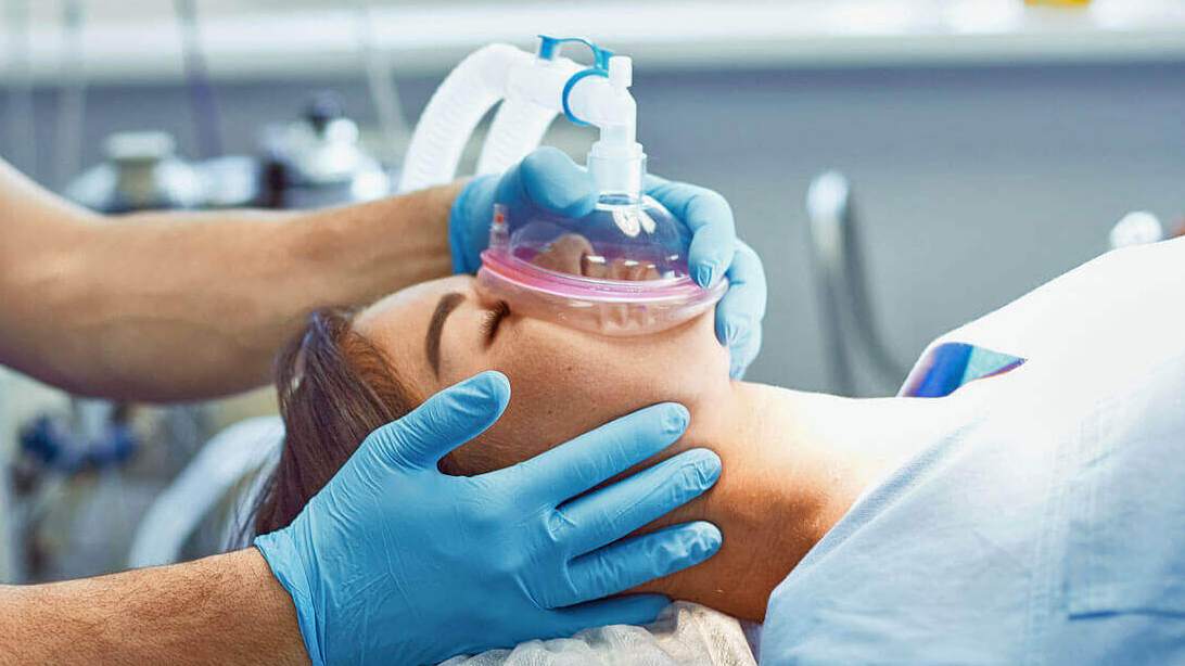 Patientin in einer Zahnarztpraxis erhält eine Vollnarkose.