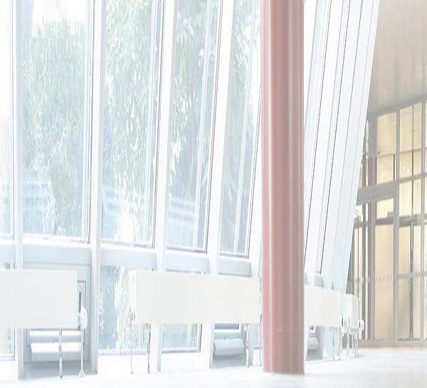 Heller und moderner Eingangbereich mit großer Glasfront im Palais Ingenheim Molitor  - Münchener Verein Versicherungsgruppe.