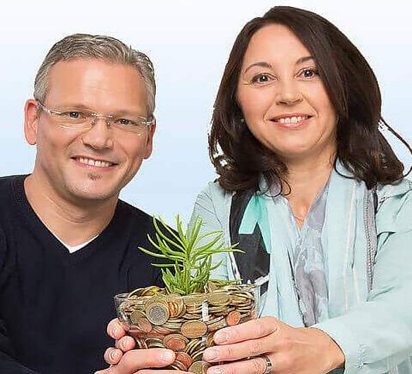 Mann und Frau halten einen Blumentopf voller Münzen - Münchener Verein Geldanlage