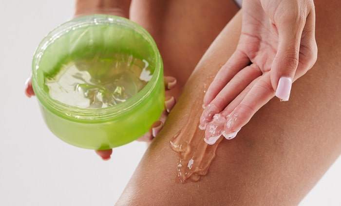 Bild einer Hand, die Aloe Vera Gel auf der Haut veteilt.