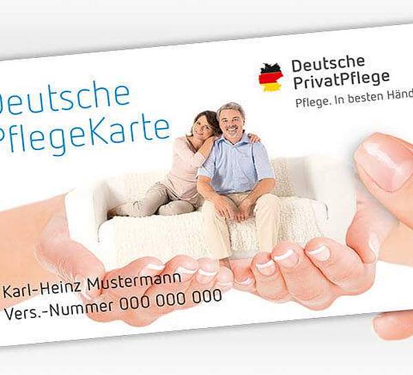 Hand hält die Deutsche Pflegekarte