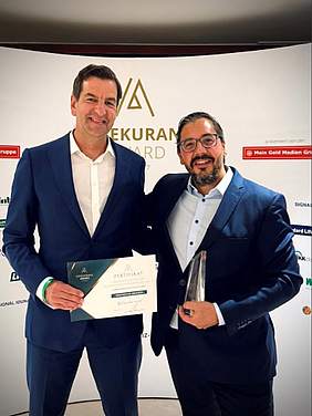 Bild von Sebastian Hartmann und Joachim Rahn beim Assekuranz Award.