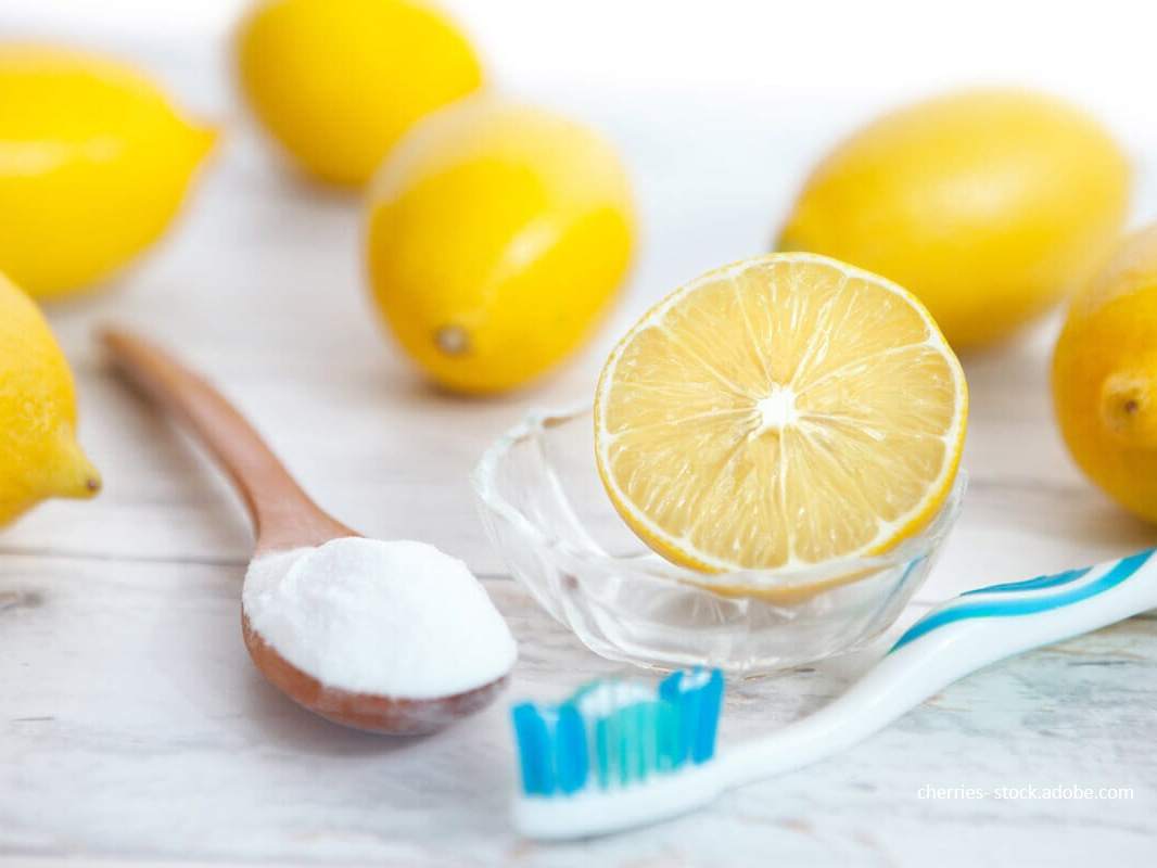 Backpulver, Zitrone, Zahnbürste sind natürliche Hausmittel für die Zahnaufhellung.