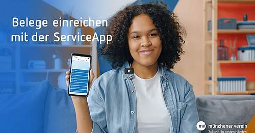 Frau h&auml;lt ein Handy in der Hand mit der Sie einen Beleg im Kundenportal hochgeladen hat