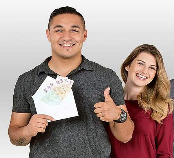 Drei junge Leute stehen lächelnd hintereinander, einer hält Umschlag mit Geld in der Hand - Münchener Verein FörderRente