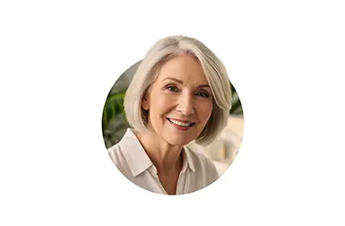 Ältere Frau mit grau-blondem Bob lächelt in die Kamera