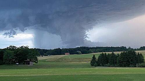 Unwetter Sommer 2021 - eine Windhose bei Wolfratshausen im Lkr. Bad T&ouml;lz-Wolfratshausen