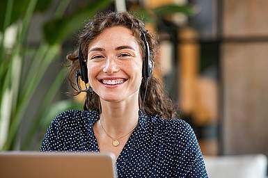 Freundliche Frau mit Lächeln und Headset auf