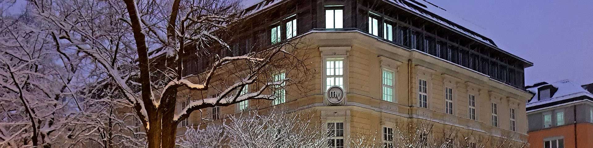 Direktionsgebäude des Münchener Verein in einer Winternacht
