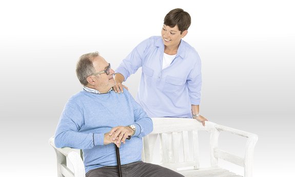 Frau legt Hand auf Schulter des alten Mannes - Münchener Verein Private Pflegeversicherung