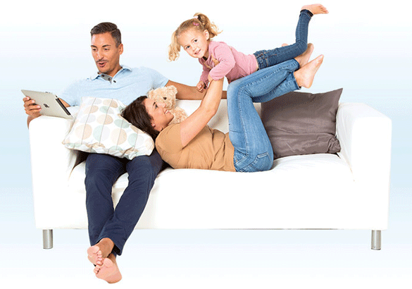 Junge Familie auf einem Sofa - ZahnGesund Wechslerangebot Münchener Verein
