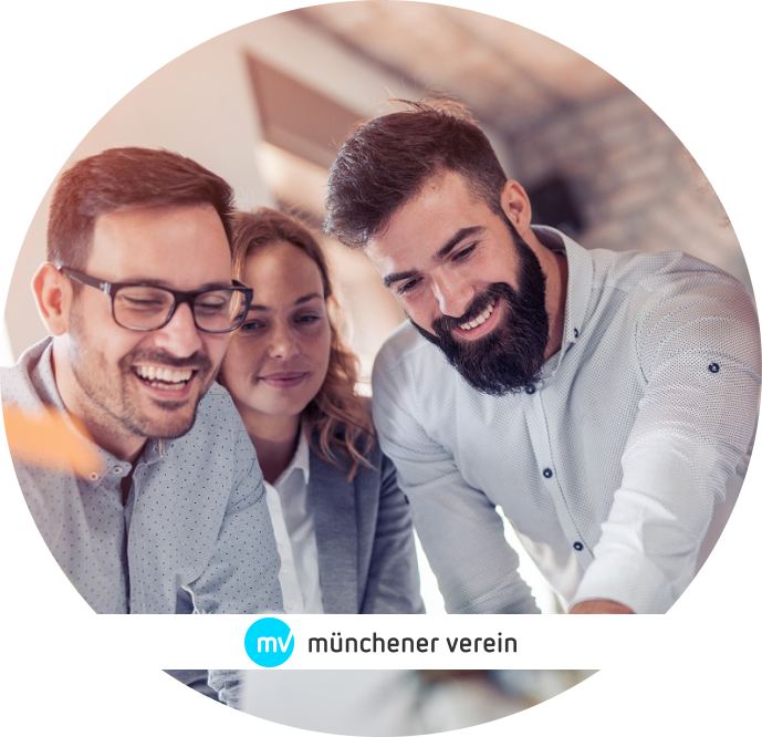 Zwei Männer und eine Frau sehen sich glücklich ein Dokument an. Außerdem ist das Logo des Münchener Verein zu sehen.