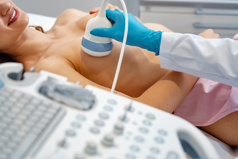 Präventive Ultraschall-Mammographie durch den Gynäkologen.
