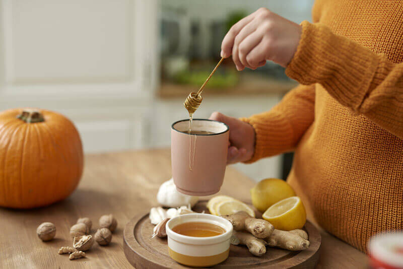 Heißer Tee mit Honig lindert Erkältungsbeschwerden - Ratgeber Gesundheit – Muenchener Verein