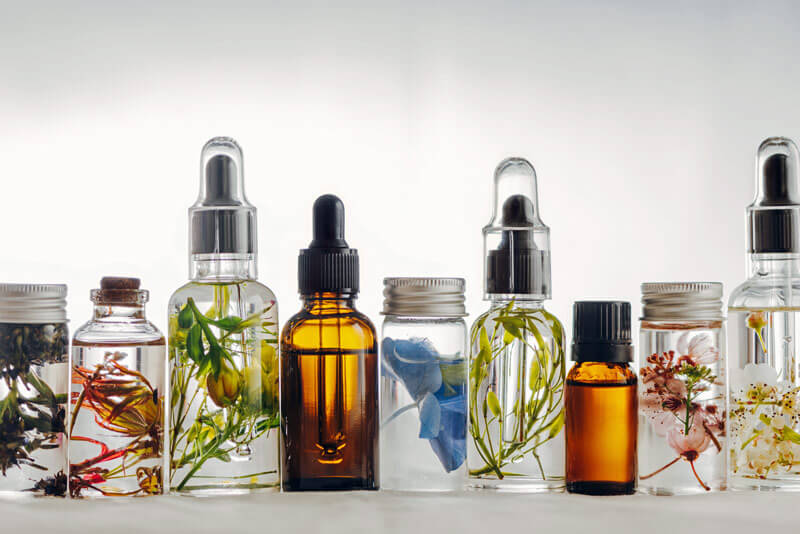Hausmittel gegen Kopfschmerzen - Ätherische Öle aus frischen Kräutern