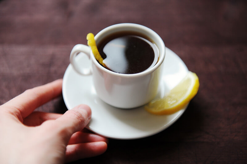 Espresso mit Zitrone hilft gegen Spannungskopfschmerzen– Ratgeber - Gesundheit - Münchener Verein