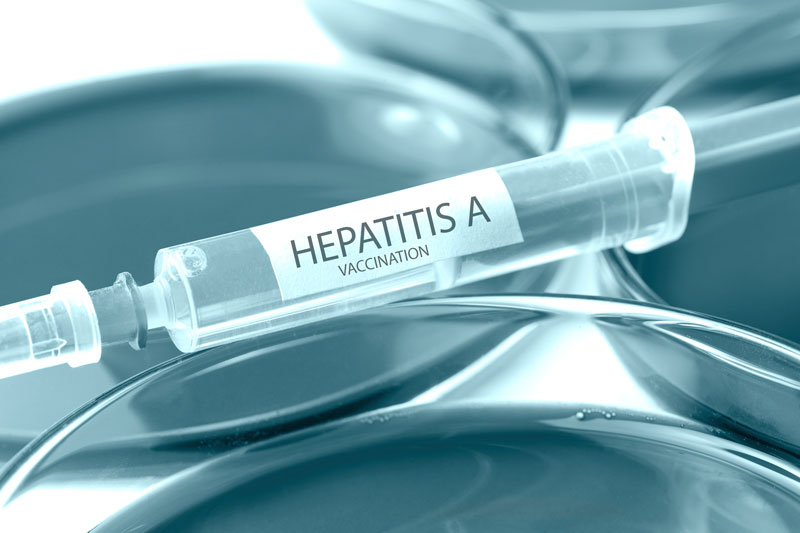Eine Impfung gegen Hepatitis A verhindert eine Ansteckung durch verunreinigte Lebensmittel.