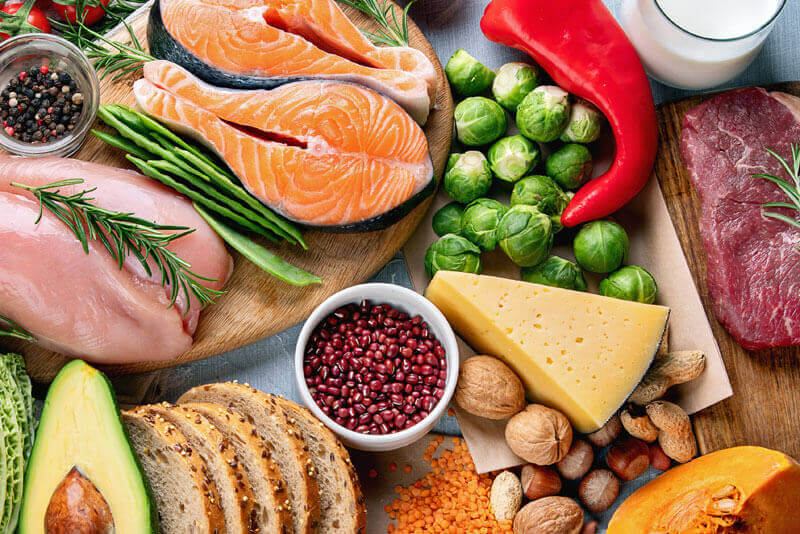 Ausgewogener Ernährungsmix mit Fisch, Fleisch, Gemüse und Balaststoffen für ein starkes Immunsystem.