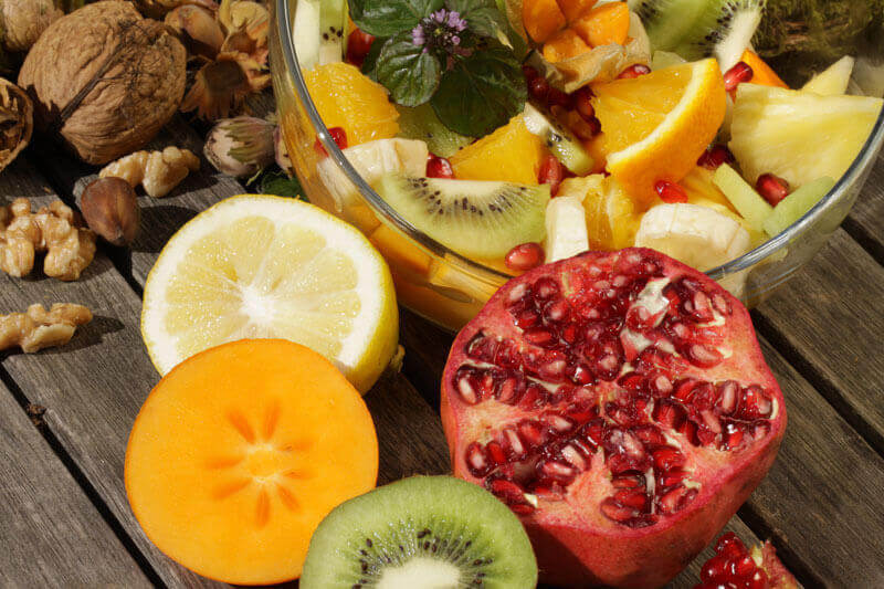 Starkes Immunsystem - Ein frischer Obstsalat mit Kiwi, Granatapfel und Zitrusfrüchten stärkt die Immunabwehr.