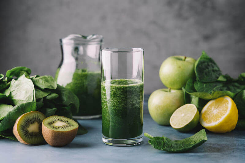 Stärkung des Immunsystems - Grüner Smoothie aus Spinat, Apfel, Kiwi und Limetten.