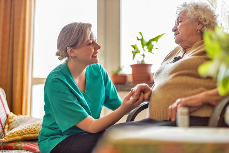 Die Demenzbetreuung durch private Pflegekräfte ermöglicht es den Patienten, in ihrer gewohnten Umgebung zu bleiben- Ratgeber Pflege - Münchener Verein