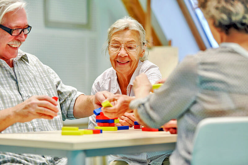 Ein Vorteil von Demenz-Wohngruppen ist, dass die Betroffenen aktiv am Leben teilhaben können - Ratgeber Pflege - Münchener Verein