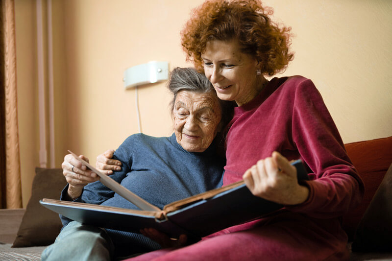 In einem Pflegeheim können die Betreuer auf die Anforderungen der Betroffenen eingehen - Ratgeber Pflege - Münchener Verein
