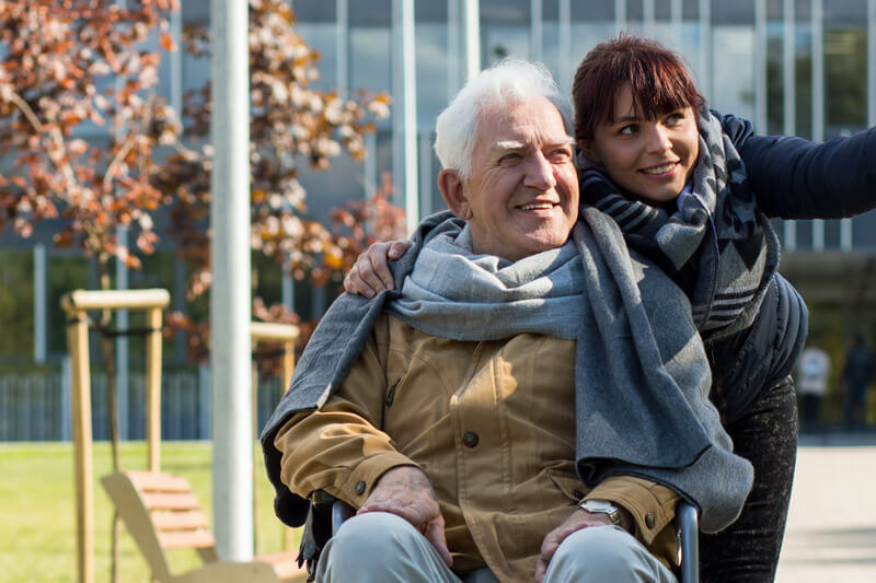 Vater und Tochter beim gemeinsamen Spaziergang - Ratgeber Pflege - Münchener Verein