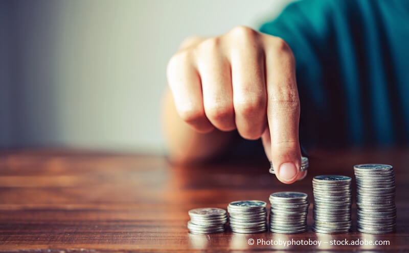 Pflegekosten und Pflegefinanzierung - Hand, die Geldmünze aufsteigend stapelt