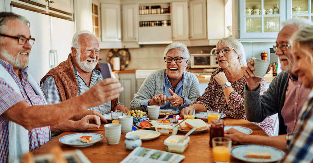 Wohnformen im Alter - Senioren WG in der Frühstücksrunde