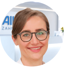Rosemarie Fasbender, zahnärztliche Oberärztin im AllDent Zahnzentrum Augsburg