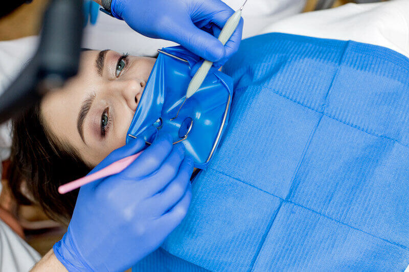 Kofferdam-Anwendung bei Zahnfüllung aus Amalgam - Ratgeber Zahngesundheit – Muenchener Verein