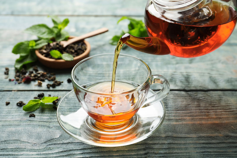 Bakterienhemmende Polyphenole machen schwarzen Tee zu einem geeigneten Hausmittel gegen Mundgeruch.