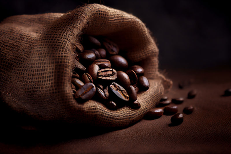 Das Kauen von Kaffeebohnen bekämpft nicht nur Mundgeruch, sondern hilft auch gegen magen-bedingten Geruch und Sodbrennen.