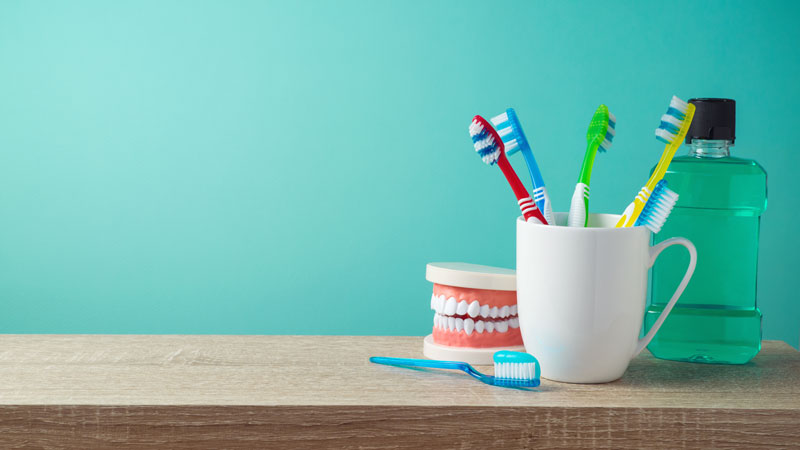 Das wichtigste Hausmittel gegen Mundgeruch ist die tägliche Reinigung der Mundhöhle.
