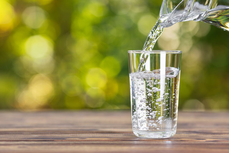 Wasser regt die Speichelbildung an und unterstützt somit die Reinigung der Mundhöhle.