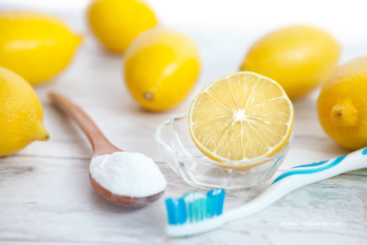 Backpulver, Zitrone, Zahnbürste sind natürliche Hausmittel für die Zahnaufhellung.