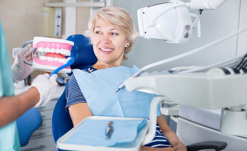Das richtige Putzen der Zähne hilft bei der Vorbeugung von Zahnbelag.